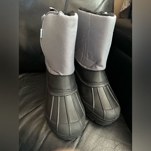 New/ kids snow boots size 4 - Picture 2 of 6